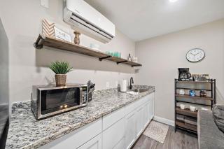 Baytown Private Studio Apartment covered patio Sleeps 4 by the bay skate park main street water park - Baytown - 1