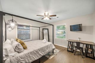 3 Bedroom Home The Neighborhood Spot desks in 2 rooms high speed Internet wifi Kick Back & Relax close to Houston Hobby Airport 5 star superhost - 7