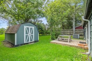 3 Bedroom Home The Neighborhood Spot desks in 2 rooms high speed Internet wifi Kick Back & Relax close to Houston Hobby Airport 5 star superhost - 5