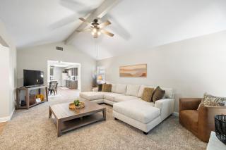 Heart of La Porte TX Sleeps 7 in this 3 Bedroom Home with gameroom - La Porte - 2