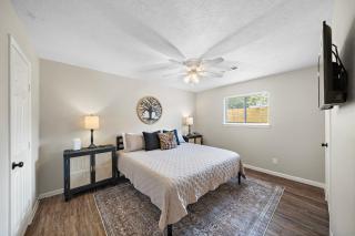 Sandy Private Beach Oasis Close to Kemah Boardwalk & NASA 5 STAR SUPER HOST - Seabrook - 3