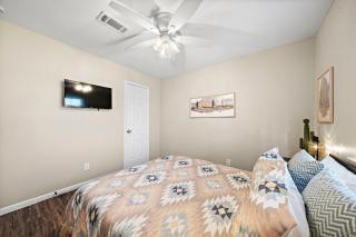 Sandy Private Beach Oasis Close to Kemah Boardwalk & NASA 5 STAR SUPER HOST - 2