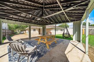 Large South Houston gem with covered patio seating - 0