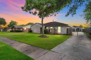 Large South Houston gem with covered patio seating - Pearland - 6