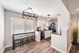 Large South Houston gem with covered patio seating - Pearland - 1