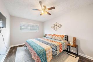 Large South Houston gem with covered patio seating - 8