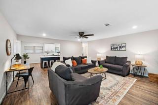 Pool 5 Star Large Deer Park home Super Host - Deer Park - 2