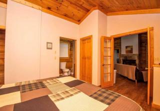 Romantic Cabin, Hot Tub, WiFi, Fireplace - Sevierville - 3