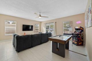 Modern Moroccan Villa w/ Firepit, BBQ + Game Room! - Tampa - 8