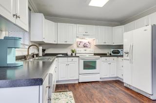 Chatom Retreat with Furnished Deck and Wooded Views! - - 3