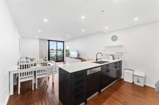 Perfect Location 1-Bed with Balcony, BBQ & Parking - 5