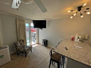 Stroll to Slopes, Village Area, Ski in-out MtLodge 237 - Snowshoe - 9