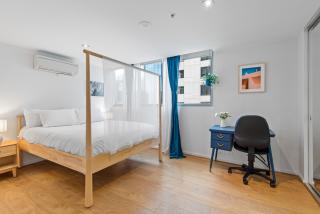 Blue oasis with gym, pool and parking in the CBD - 9