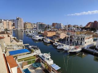 Apartamento Soleado con Terraza, A/A y Garaje en Roses, Cerca de Playa y Parque Natural - ES-258-63 - Roses - 8