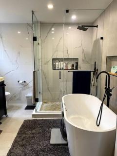 Modern, Spacious & Great Location Home - Mississauga - 3