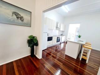 Exclusive location - 3-bedroom Unit in Maryborough CBD, 10ppl - 6