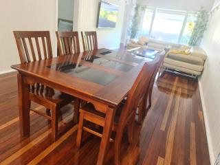 Exclusive location - 3-bedroom Unit in Maryborough CBD, 10ppl - 3