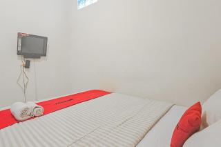 RedDoorz near Alun Alun Cianjur - 8