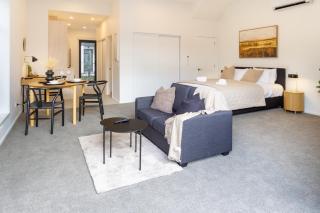 Single Level Studio, CBD Escape: King bed - 9