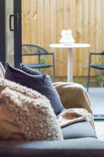 Single Level Studio, CBD Escape: King bed - 7