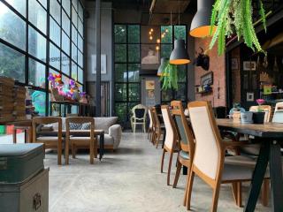 Warehouse18 Pool Cafe Resort - 3