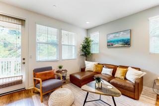 Plumeria Retreat - Modern, 3-story townhome with pool & patio - near downtown & the beach - 7