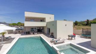VILLA MAKO, die moderne Luxus-Villa mit Swimmingpool und Whirlpool in ruhiger Vorort-Lage von Pula - 2
