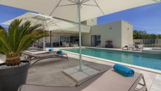 VILLA MAKO, die moderne Luxus-Villa mit Swimmingpool und Whirlpool in ruhiger Vorort-Lage von Pula - Pula - 1
