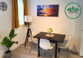 Aisiki Stays Apartments at Wembley, Ground Floor 2 Bedroom and 1 Bathroom Flat, King or Twin beds and Double bed with FREE Wi-Fi and PARKING - 3
