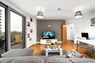 Modern Serviced 3-bedroom flat in East London - London - 0