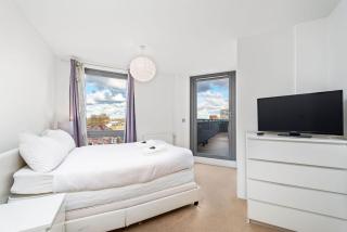 Modern Serviced 3-bedroom flat in East London - 5