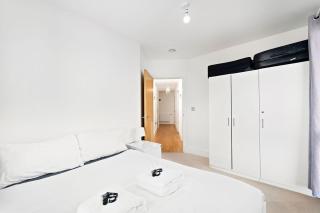 Modern Serviced 3-bedroom flat in East London - 4