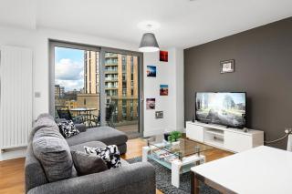 Modern Serviced 3-bedroom flat in East London - London - 1