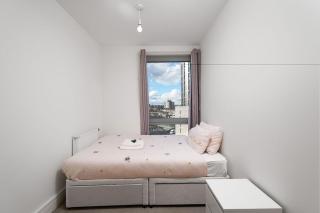 Modern Serviced 3-bedroom flat in East London - 1