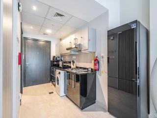 Charming Studio Escape With Unobstructed City View - Dubai - 7