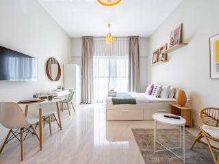 Charming Studio Escape With Unobstructed City View - Dubai - 6