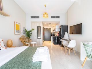 Charming Studio Escape With Unobstructed City View - Dubai - 0