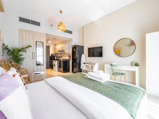 Charming Studio Escape With Unobstructed City View - Dubai - 9