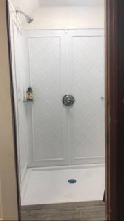 room with a private shower - Arlington - 5
