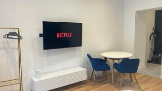 Apartment Kingsize Bed Blue-Yellow- Neflix - 4