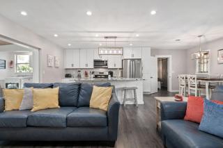 Cape Vista Getaway! Heated pool home minutes away from Anna Maria with grill! - Bradenton - 3