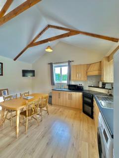 A Cosy & Spacious Retreat with High Ceilings- Glen Cottage - 0