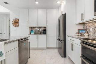 Castaway in Margaritaville! Modern, Beachy Condo overlooking pool! - Bradenton - 3