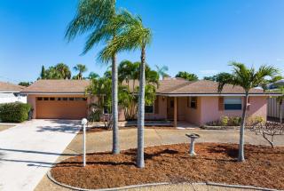 Coral Breeze! Beautiful waterfront pool home with spa! minutes from the beach - Bradenton - 1