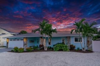 NEW! Blue Iguana! Tropical backyard oasis with heated pool, hot tub, fire table, and more! - Bradenton - 3