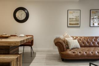 Exclusive Penthouse- 85 Inch Huge TV - Bradford - 7
