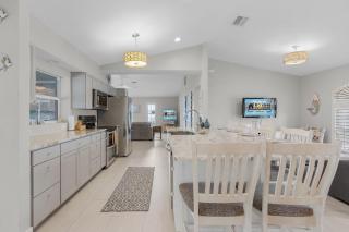 Lush Privacy, Large Outdoor Living Space, Heated Pool,& Pet-friendly - Villa Veronica- Roelens - Cape Coral - 3