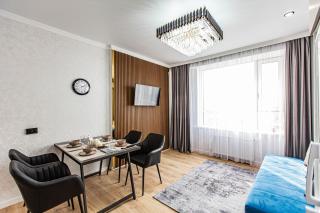 Alpine serenity deLuxe apartment with MOUNTAIN views near the ADK shopping center and Sairan METRO station - Almaty - 2
