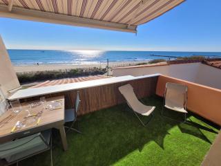 Front de mer, vue à 180° sur la méditerranée, accès direct plage - 8