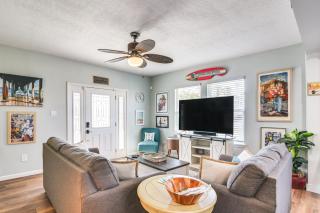 Hot Tub and Yard Jimmy Buffet-Themed Galveston Home - 7